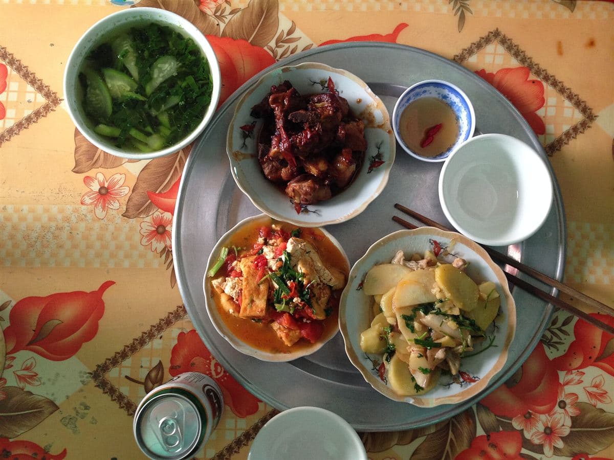 Mâm cơm gia đình Việt với canh rau, thịt kho, đậu sốt cà chua