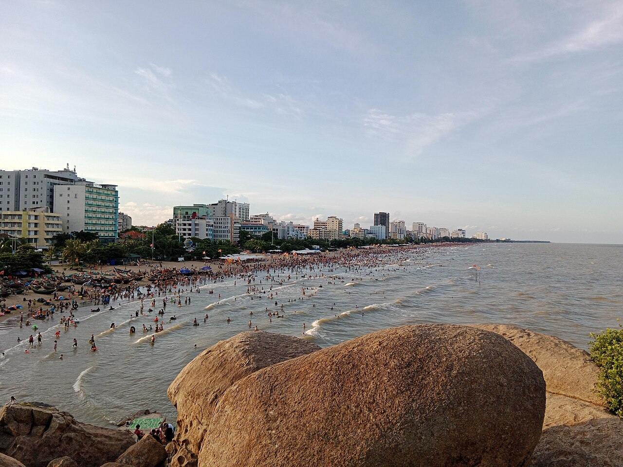 Bãi biển Sầm Sơn, Thanh Hóa ngày hè nắng, nhắc phòng say nắng cho người già và trẻ nhỏ