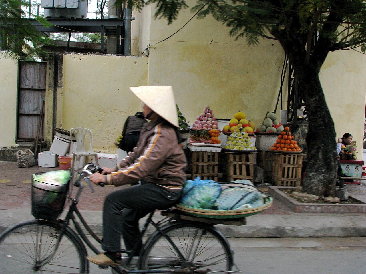 Người dân mua bán ở chợ Việt Nam, thanh toán QR ở chợ quê ngày càng phổ biến