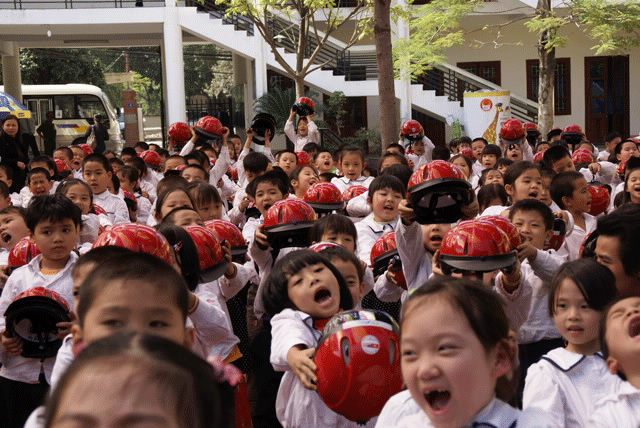 Trường tiểu học ở vùng quê Việt Nam, nơi bố mẹ trao đổi với giáo viên trước khi tìm gia sư cho con
